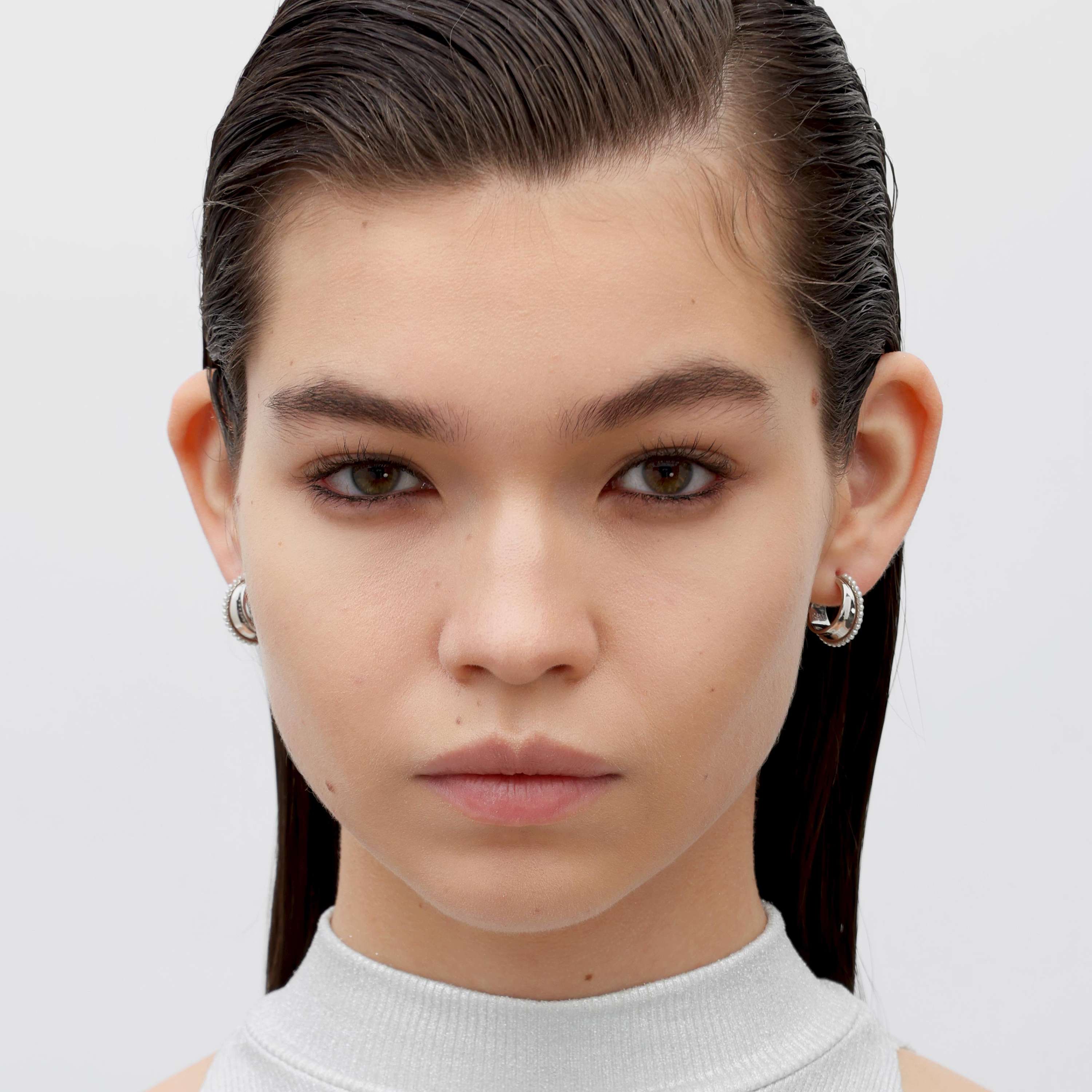 RSNY irregular shape earrings - RSNY R2172A 铜镀铑/银耳针 约18*18*8mm 圆环型设计元素/时尚感几何造型/优选精品级贝珠/精致感细节处理