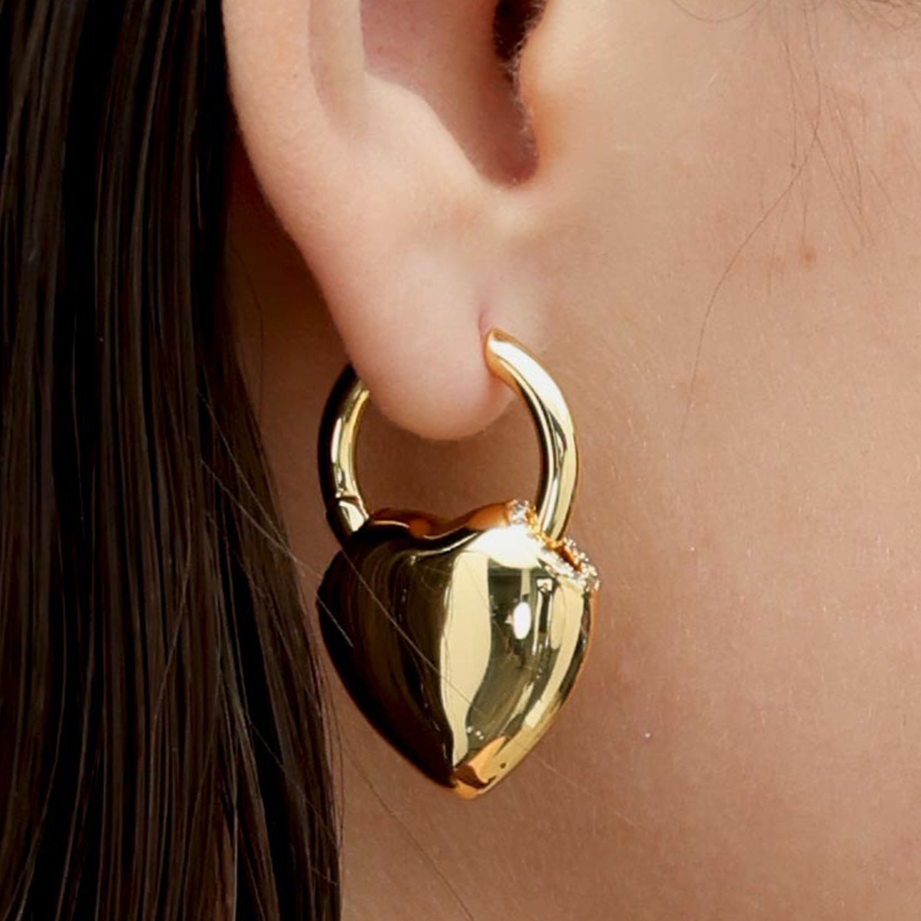 RSNY love shape earrings - RSNY R2159B 铜镀金/银耳针 约21*31*9mm 爱心型设计元素/轻量化镂空工艺/精选优质仿钻石/镜面级精工抛光