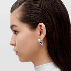 RSNY heart stud earrings - RSNY F1046A 铜镀铑/银耳针/白色贝珠 约21*29*13mm 爱心型设计元素/通勤款几何造型/纯银高品质耳针/优选精品级贝珠