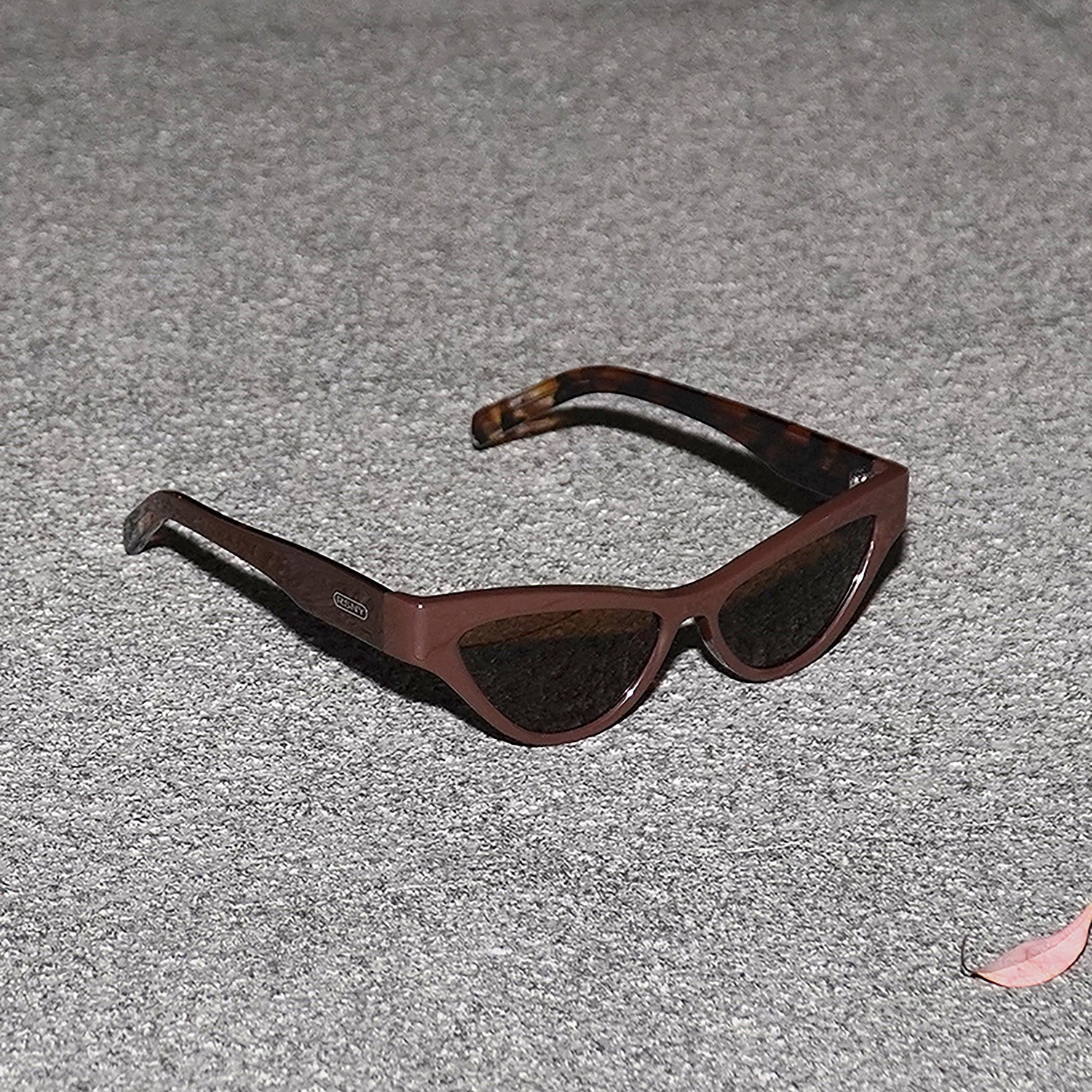 RSNY Dazzling SHARP Cat eye sunglasses - RSNY ·MJ0016B · Plate/nylon lenses · Frame width 145.3mm/temple length 145mm undefined · Unisex shining triangular cat eye design/0 touch metal logo/black frame and brown amber texture color scheme