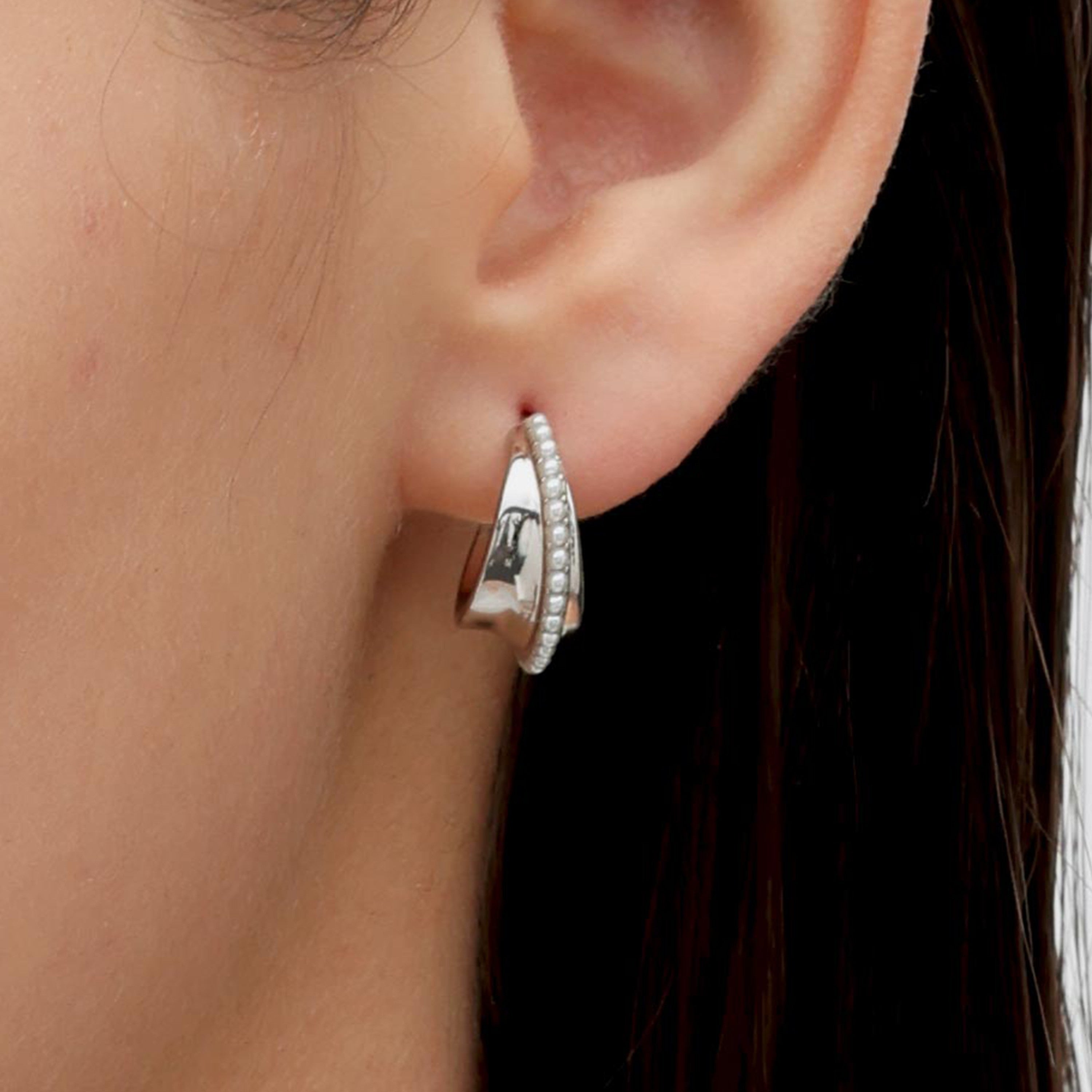 RSNY irregular shape earrings - RSNY R2172A 铜镀铑/银耳针 约18*18*8mm 圆环型设计元素/时尚感几何造型/优选精品级贝珠/精致感细节处理
