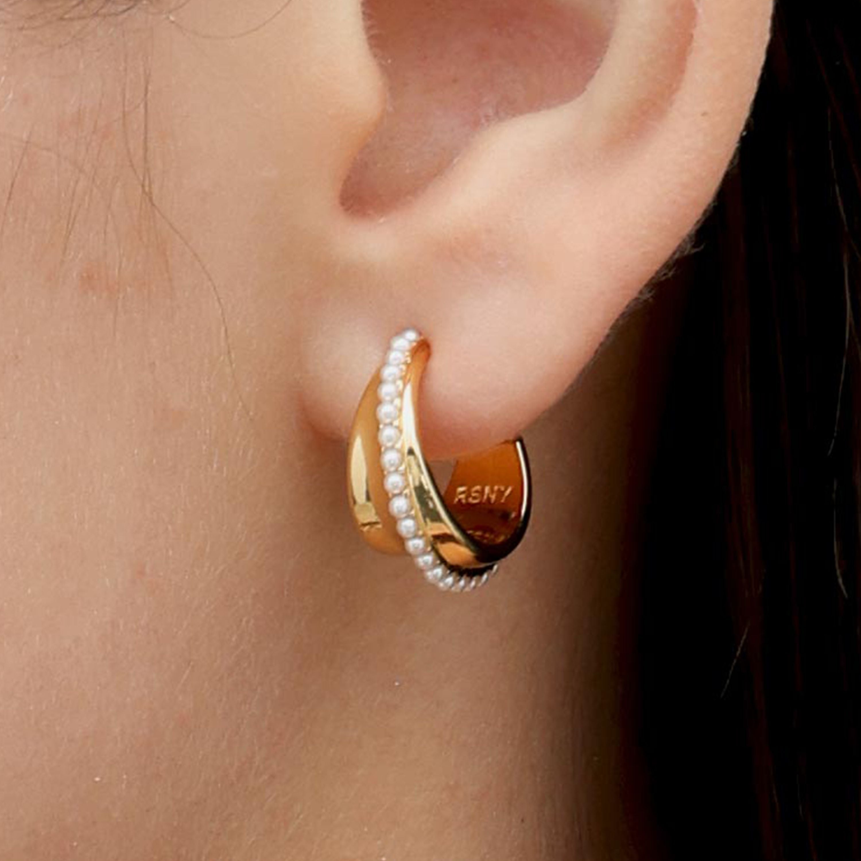 RSNY irregular shape earrings - RSNY R2172B 铜镀金/银耳针 约18*18*8mm 圆环型设计元素/时尚感几何造型/优选精品级贝珠/精致感细节处理