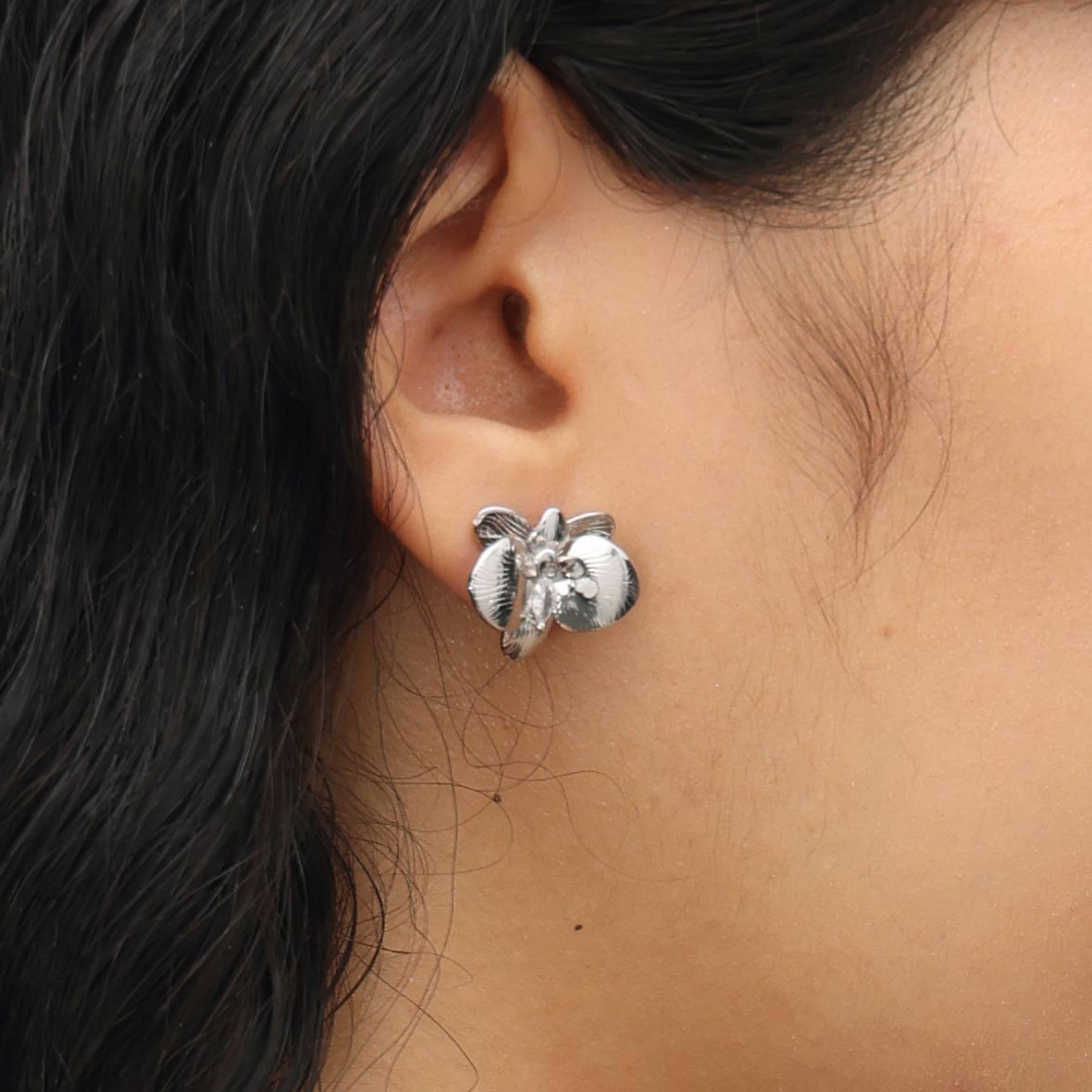 RSNY orchid stud earrings - RSNY R2114A 铜镀铑/银耳针 约20*17*7mm 优雅感花朵元素/时尚感几何造型/纯银高品质耳针/纯手工精雕工艺
