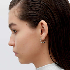RSNY diamond pattern earrings - RSNY R2109A 铜镀铑/银耳针 约18*5*18mm 钻石纹设计元素/马蹄环几何造型/轻量化品牌工艺/精致感细节处理