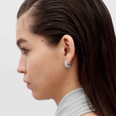 RSNY Roman style earrings - RSNY R2136A 铜镀铑/银耳针 约10*17*14mm 钻石纹设计元素/时尚感几何造型/轻量化品牌工艺/高韧性弹簧耳扣