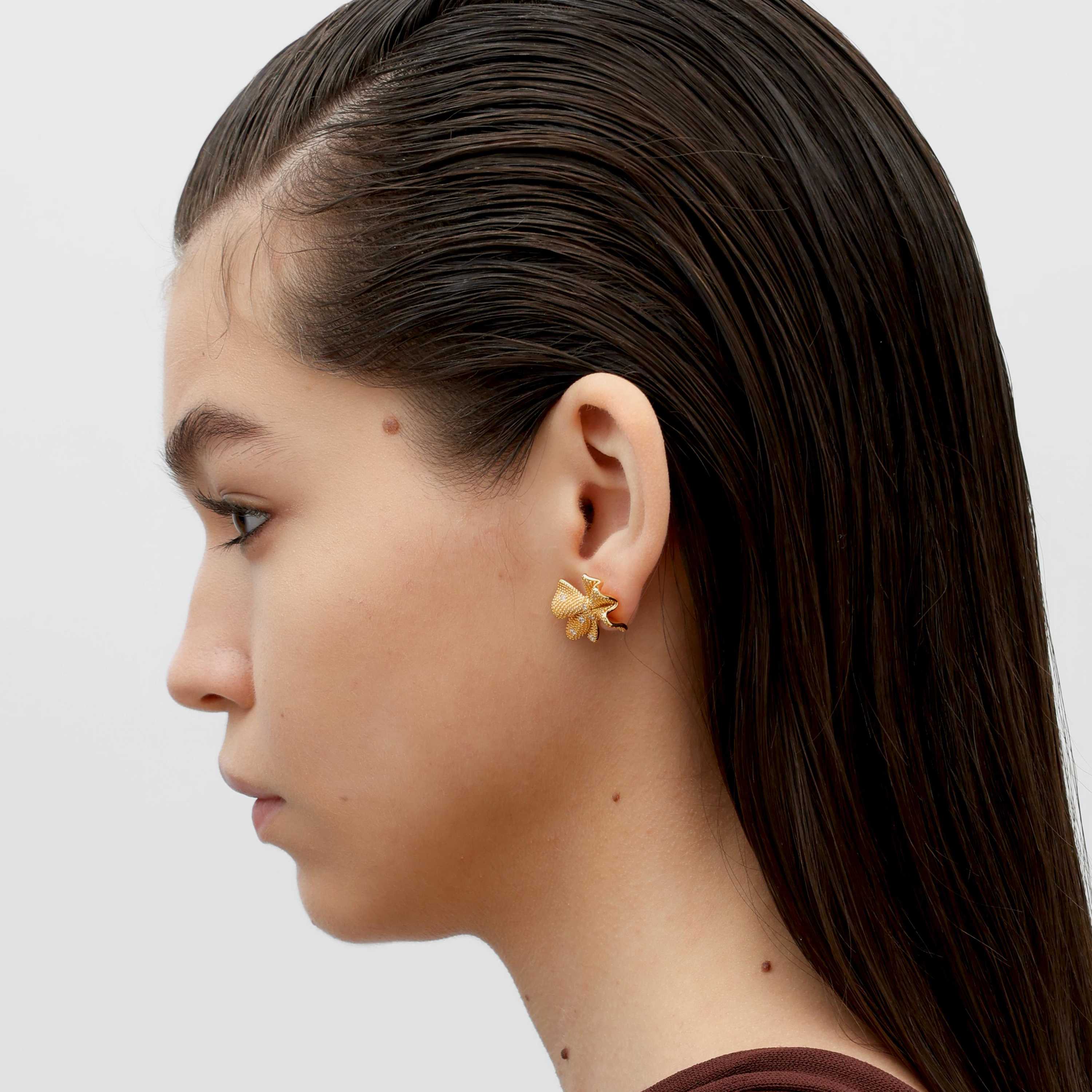 RSNY shiny bow stud earrings - RSNY R2183B 铜镀金/银耳针 约22*16*6mm 波纹感设计元素/蝴蝶结立体造型/纯手工精雕工艺/精致感细节处理