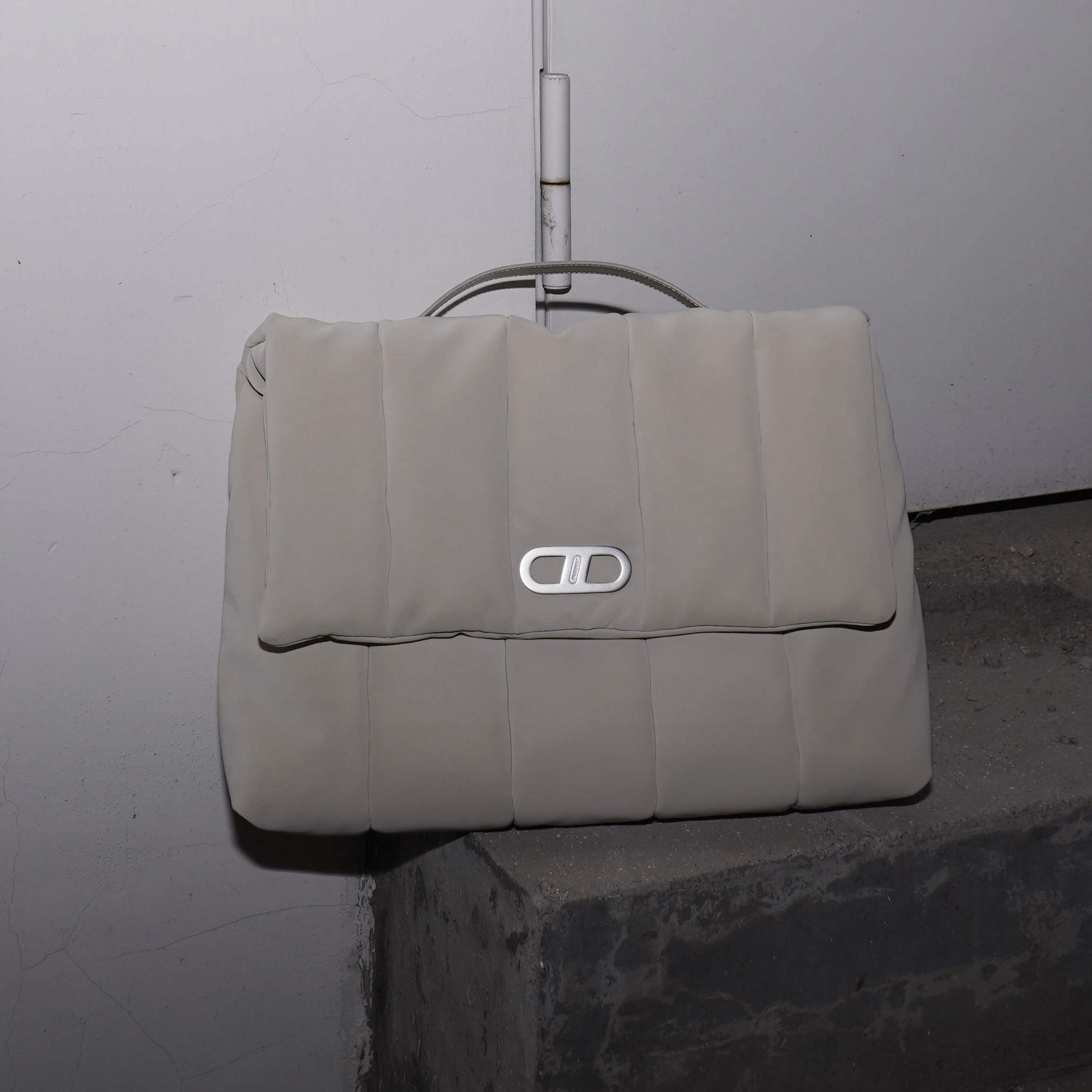 RSNY Nappy Nappy Cloud Handbag - RSNY Length 34 * Width 8 * Height 27cm Cow leather handle, super tactile leather fabric, iconic metal LOGO decoration, main interlayer, light feel, flip design