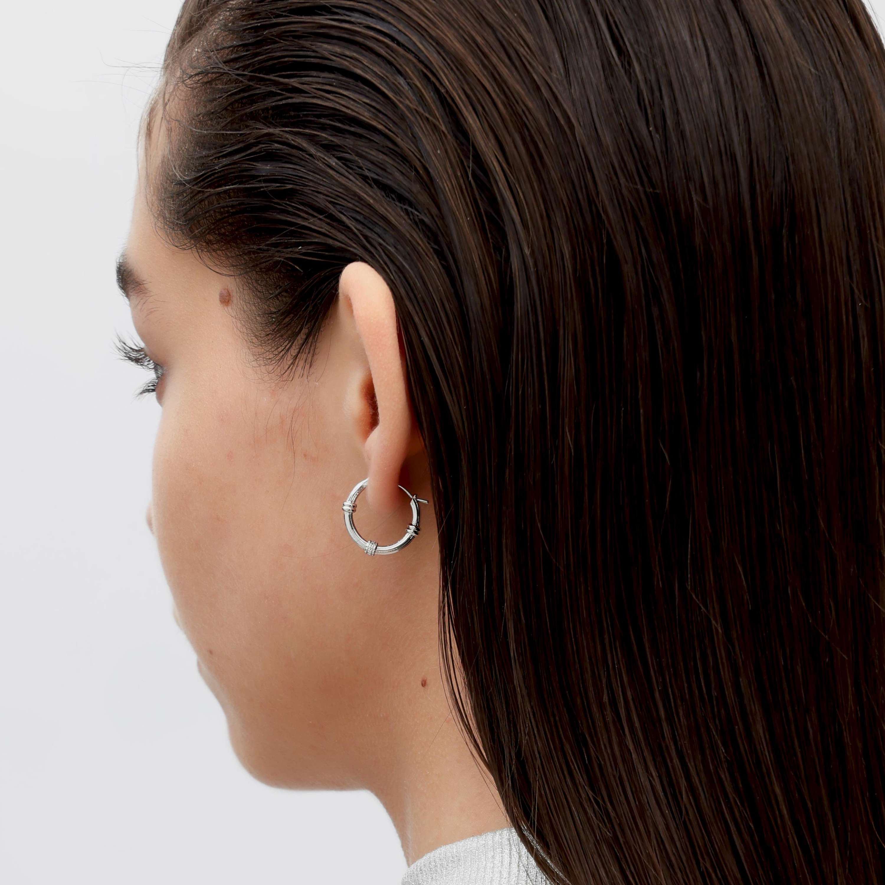 RSNY Simple Roman Earrings - RSNY R2154A 铜镀铑/银耳针 约3*20*19mm 时尚绕圈纹设计/通勤款几何造型/几何感切面造型/精致感细节处理