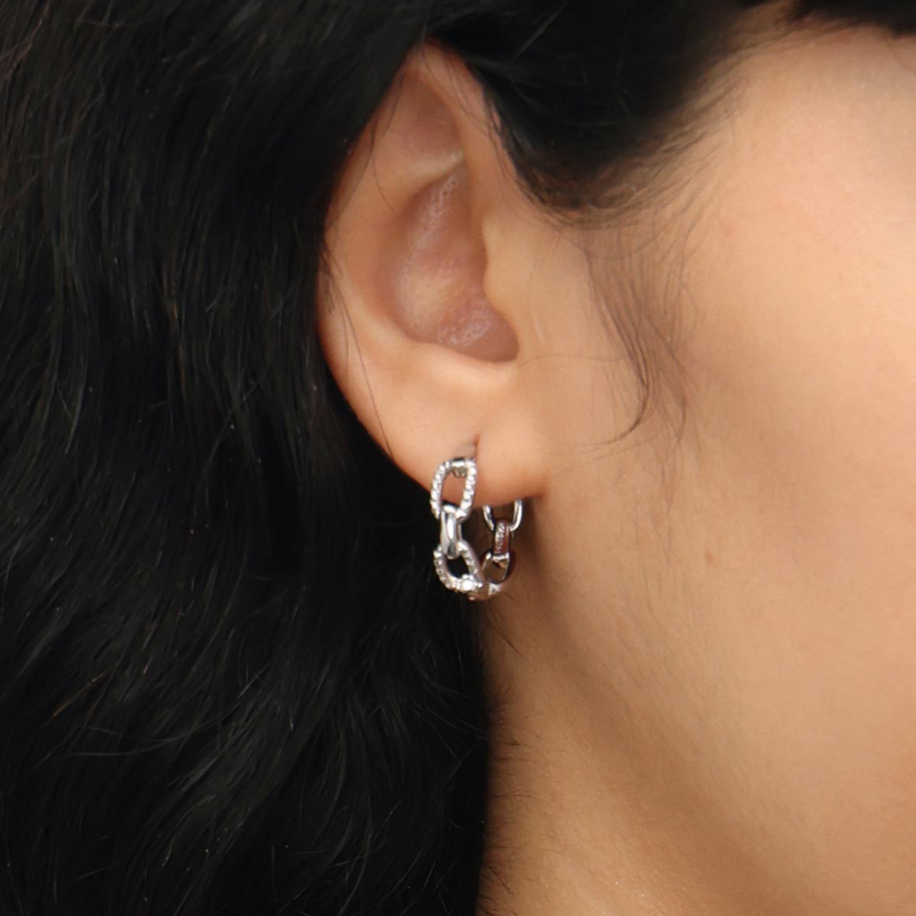 RSNY diamond pattern chain earrings - RSNY R2082A copper rhodium plating Weight: 4g Size: 19 * 6 * 19mm Diamond pattern chain elements/lightweight hollowing process/pure manual inlay technology/mirror-level precision polishing
