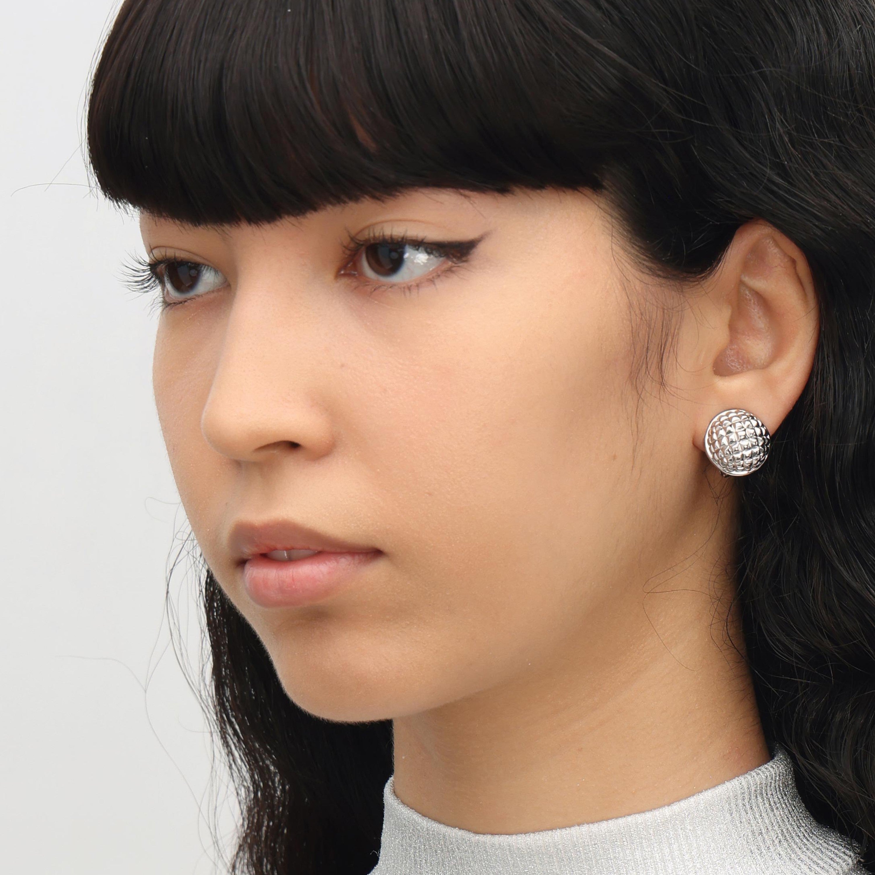 RSNY Diamond Textured Ball Earrings - RSNY R2021A Copper Rhodium Plated/S925 Tremella Needle Weight: 11.3g Size: 17 * 17 * 10mm Diamond pattern design elements/hemisphere geometry/lightweight hollowing process/mirror-grade precision polishing/high toughness spring ear buckle