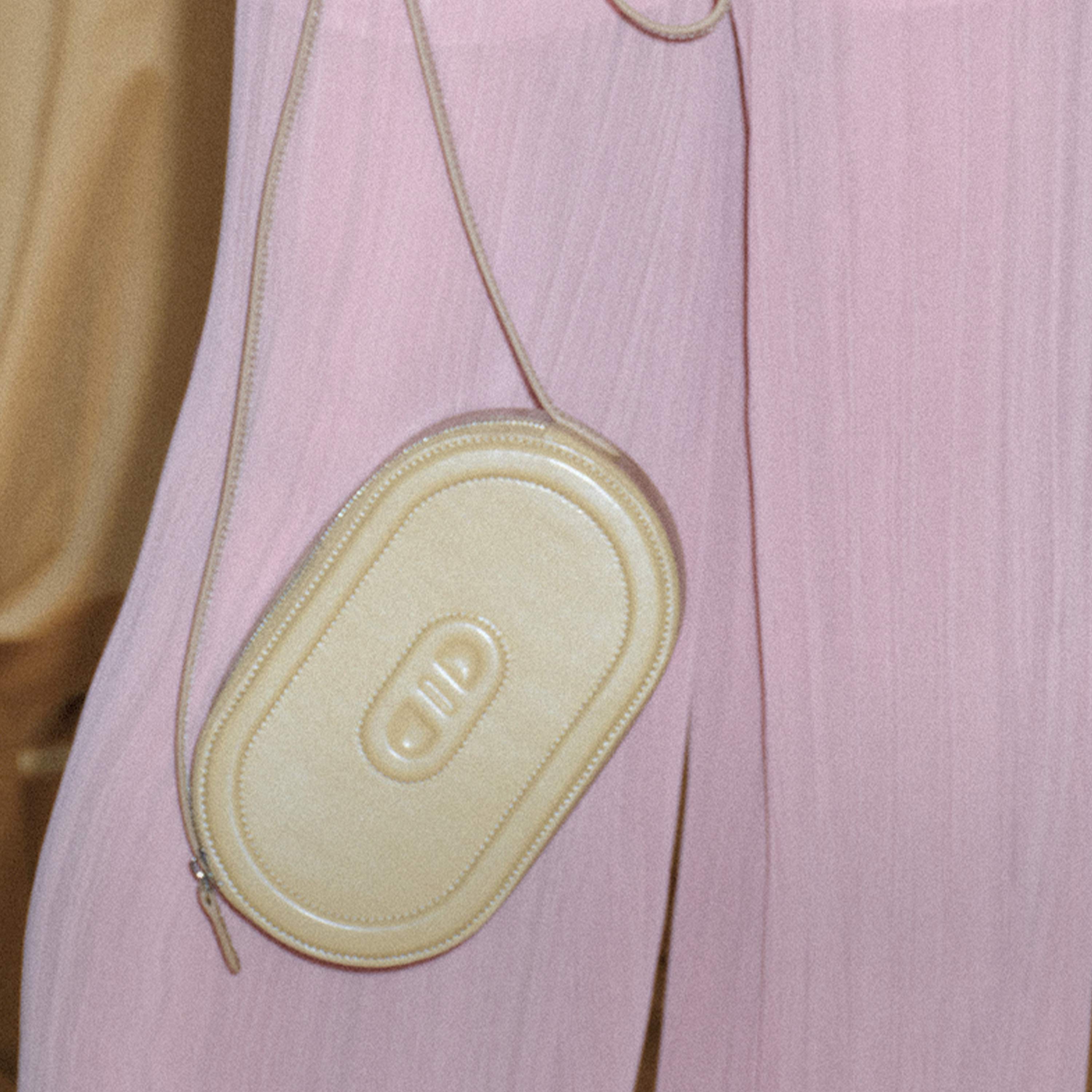 RSNY Oval Loop Pig Nose Shoulder Bag - Milk Tea Color - RSNY Length 20.5 * Width 6 * Height 12cm Shoulder strap 110cm net size Round, cow leather, quilted, front concave embossed logo, top zipper, main interlayer, shoulder.