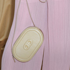 RSNY Oval Loop Pig Nose Shoulder Bag - Milk Tea Color - RSNY Length 20.5 * Width 6 * Height 12cm Shoulder strap 110cm net size Round, cow leather, quilted, front concave embossed logo, top zipper, main interlayer, shoulder.