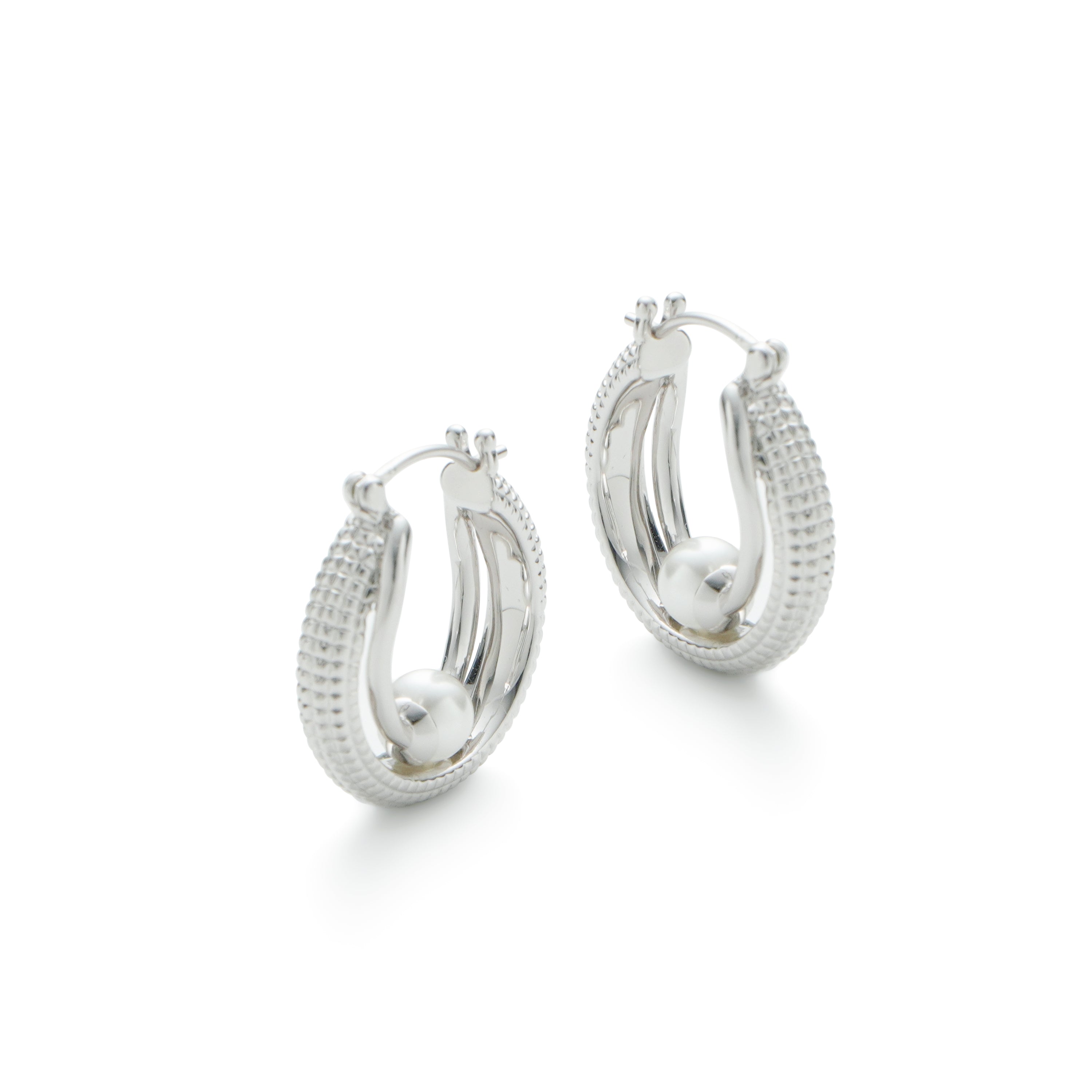 RSNY double pearl earrings - RSNY R2139A 铜镀铑/银耳针 约6*22*23mm 钻石纹设计元素/时尚感几何造型/优选精品级贝珠/精致感细节处理
