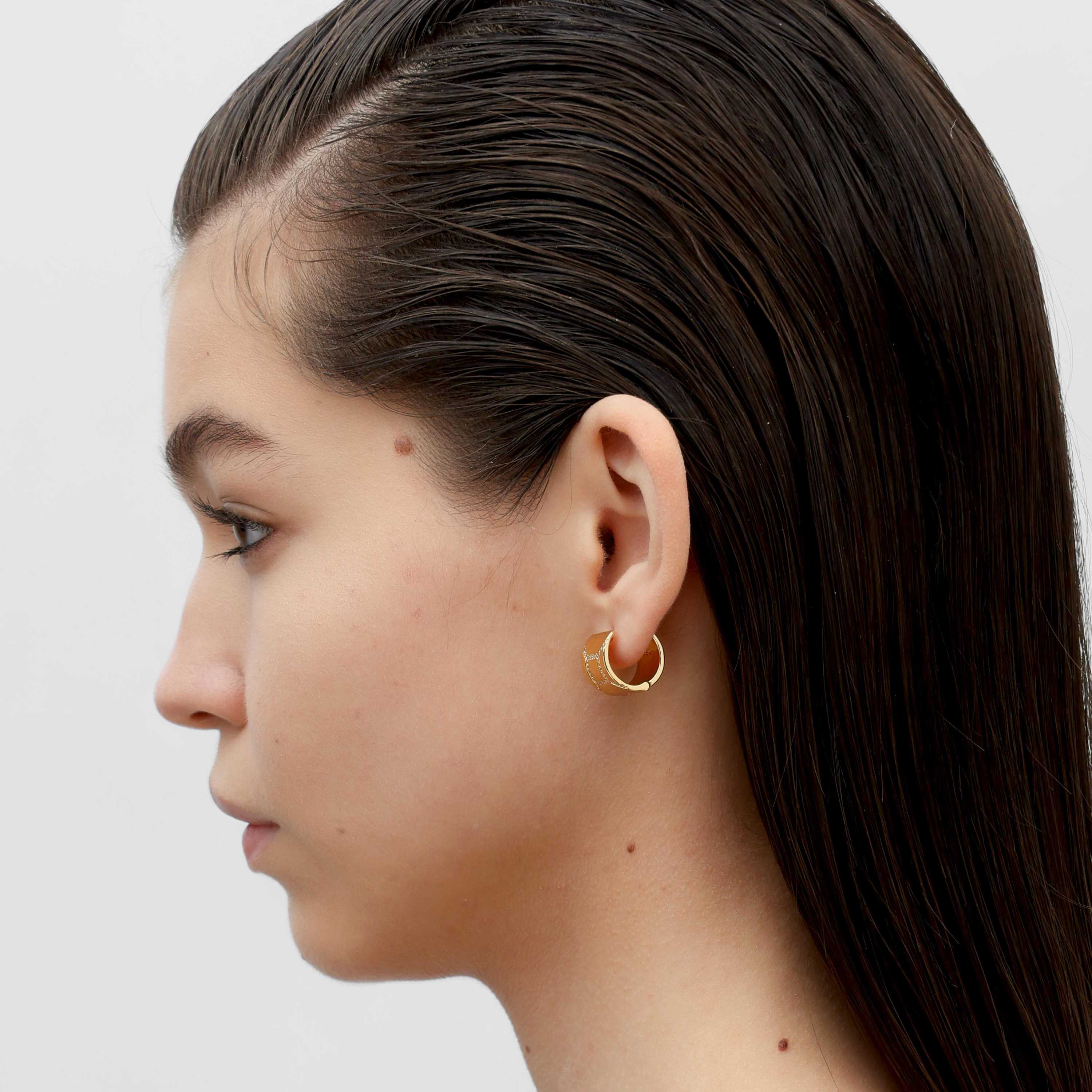 RSNY Diamond Textured Earrings - RSNY R2111B 铜镀金/银耳针 约12*15*15mm 时尚感几何造型/镜面级精工抛光/精致感细节处理/钻石级精巧切面